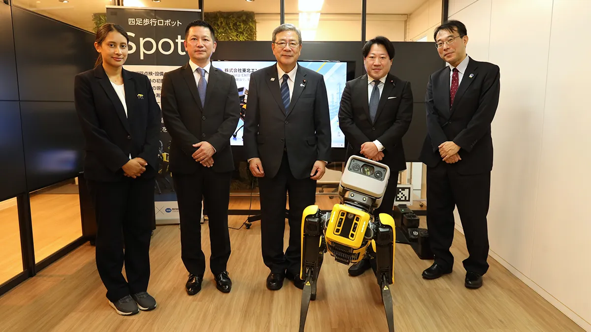 中司大臣および関係者の皆様とSpotによる記念撮影