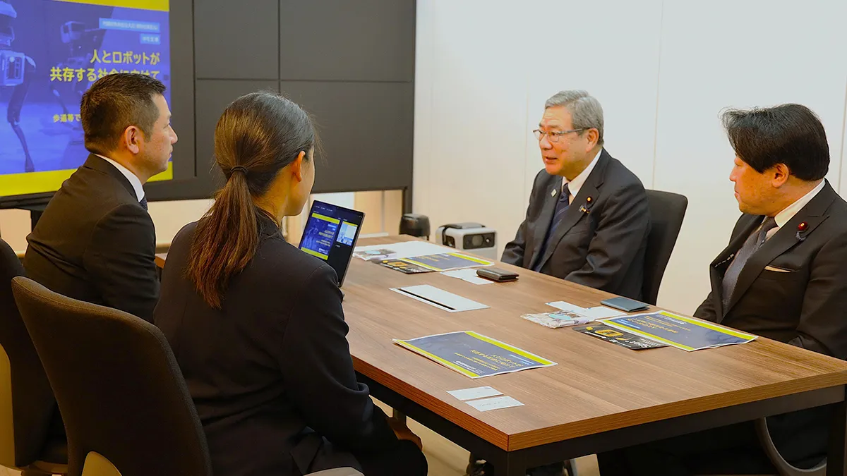 会議室での懇談の様子